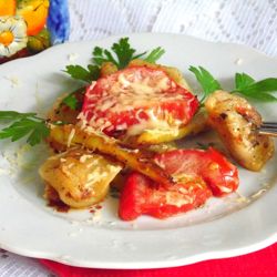 Жареные пельмени с помидорами и сыром