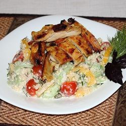 Салат из овощей, киноа и куриного филе со специями