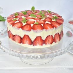 Романтический французский десерт-торт Фрезье с клубникой