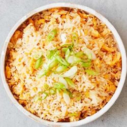 Жареный рис по-китайски с яйцом и луком