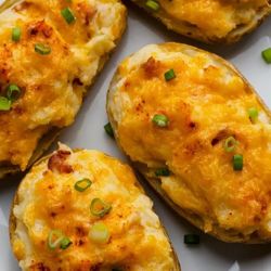 Вкусные картофельные лодочки с начинкой из сыра и ветчины