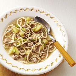 Японский суп с лапшой, свининой и яблоком: готовим блюдо азиатской кухни без лишних хлопот