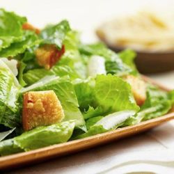 Простейший рецепт салата «Цезарь»: 5 минут и готово