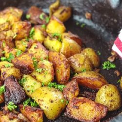 Простой рецепт жареной картошки с луком и чесноком
