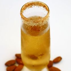 Оригинальный новогодний коктейль: шампанское с миндалем