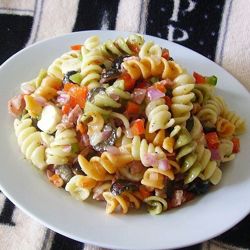 Быстрый и сытный салат из макарон по-итальянски