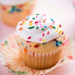 Рецепт радужных кексов с ванилью: просто, вкусно и красиво