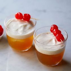 Вкусный коктейль на основе амаретто и лимонного сока