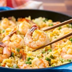 Жареный рис с креветками - азиатское блюдо за 15 минут