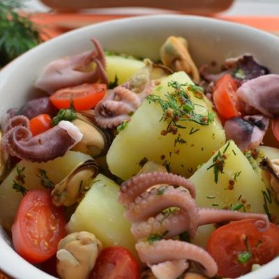 Тёплый салат с картофелем и осьминогом