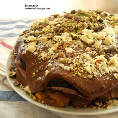 Восхитительный шоколадный блинный пирог с маскарпоне и манго