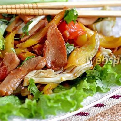 Тёплый салат из куриного филе по-тайски