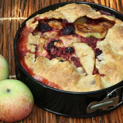Осенний пирог с яблоками, грушами и ягодами