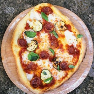 Пицца с салями, кабачками, базиликом