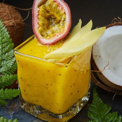 Детокс-коктейль с маракуйей, манго и бананом