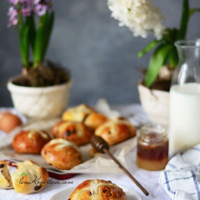 Пасхальные крестовые булочки с изюмом