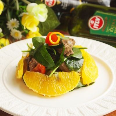 Витаминный салат с куриной печенью, шпинатом и апельсинами