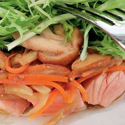 Теплый салат с ломтиками лосося и белыми грибами