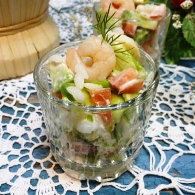 Морской салат-коктейль с рисом и авокадо