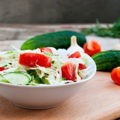 Весенний салат из редиса, огурцов и помидоров