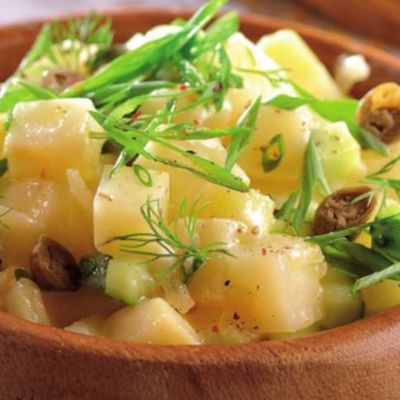 Горячий салат из картофеля с огурцами и каперсами