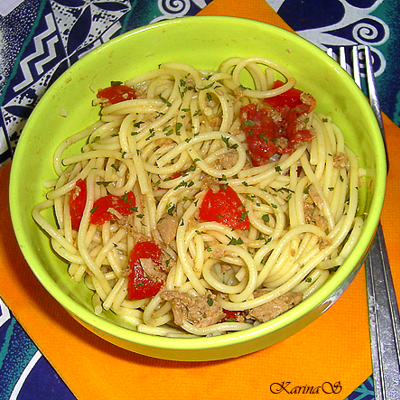 Спагетти с тунцом, чоризо и перцем