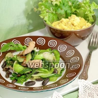 Тёплый салат с индейкой, чёрной фасолью и капустой пак-чой