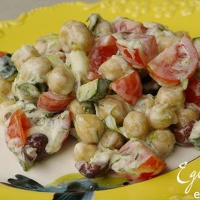 Салат из нута с оливками и помидорами черри