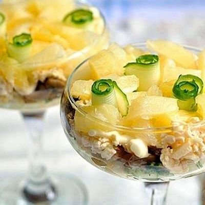 Салат с шампиньонами и консервированными ананасами