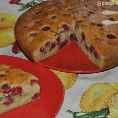 Нежный и ароматный пирог с малиновым вареньем