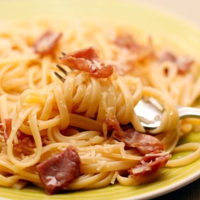Спагетти карбонара с пармской ветчиной