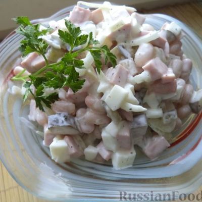 Салат из колбасы, огурцов и фасоли