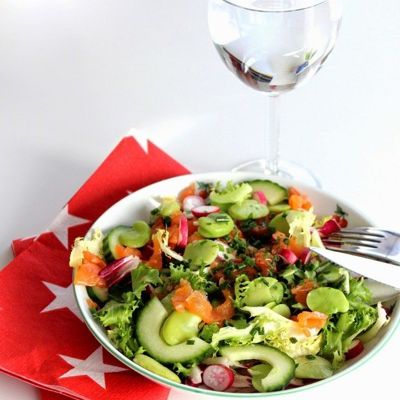 Овощной салат с копченой форелью