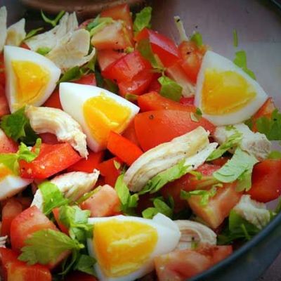 Салат с курицей, вареным яйцом, сладким перцем и помидорами