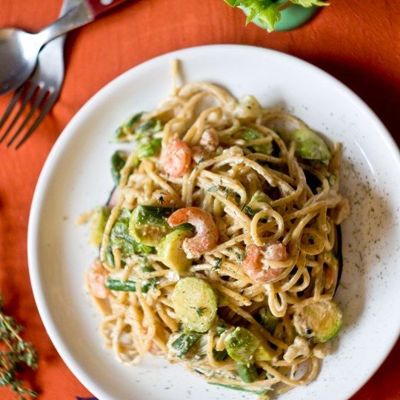 Спагетти в соево-сливочном соусе с овощами и креветками
