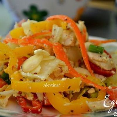 Куриный салат с сыром Фета и овощами