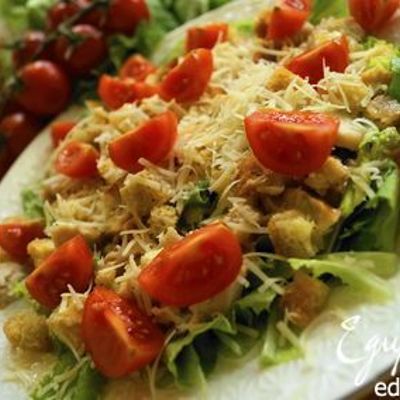 Классический салат Цезарь с одноименным соусом