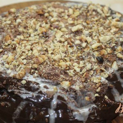 Шоколадный торт с грецкими орехами, сгущенным молоком и шоколадным соусом