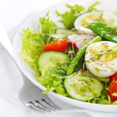 Салат из летних овощей с яйцом