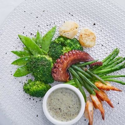 Теплый салат из морепродуктов с зелеными овощами и трюфельным соусом