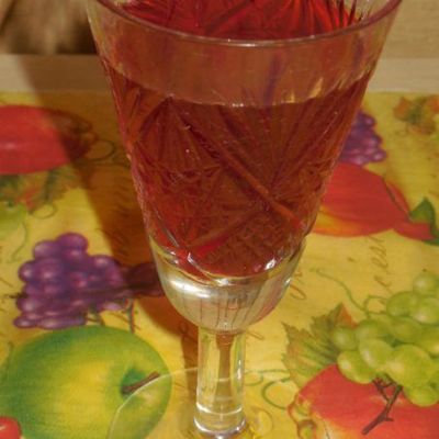Домашняя вишневая наливка на водке без косточек, но с листьями