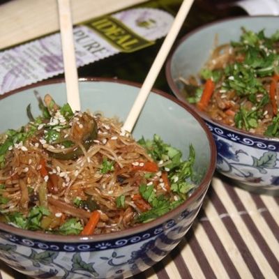 Рисовая лапша с грибами и овощами по-китайски