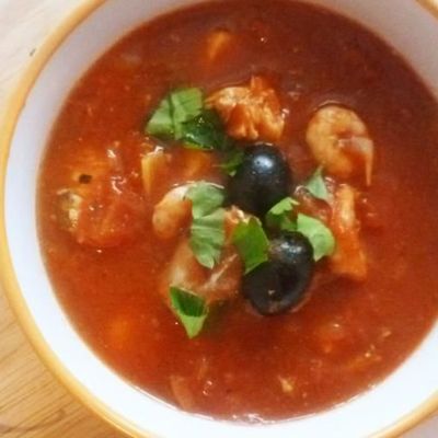 Томатный суп с креветками и маслинами