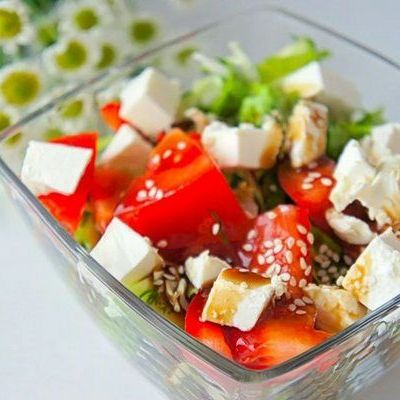 Полезный салат из овощей с сыром фета