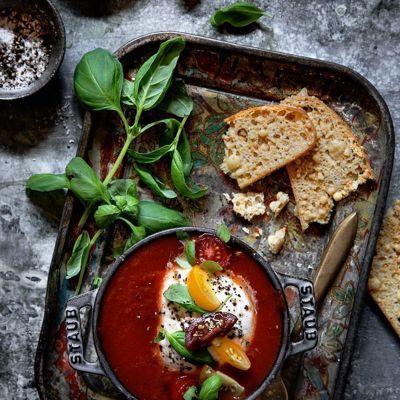 Средиземноморский томатный суп с кальмарами