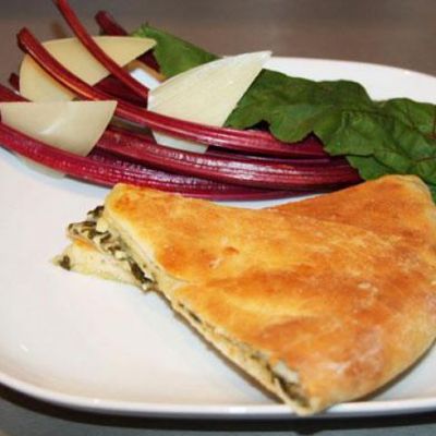 Осетинский пирог с сыром и свекольной ботвой цахараджын