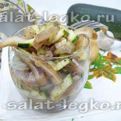 Салат из свиных ушей и кабачков