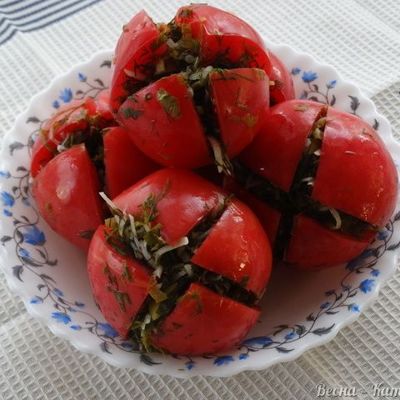 Малосольные помидоры с зеленью