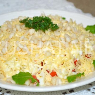 Слоеный салат с ветчиной, помидорами и сыром