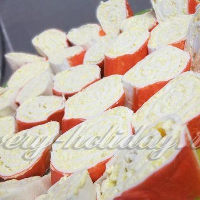 Рулетики из крабовых палочек с сырно-яичной начинкой